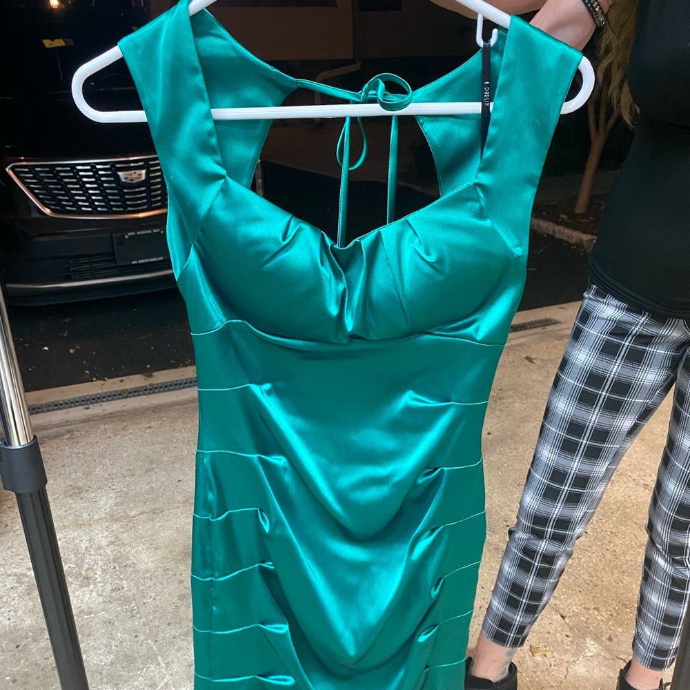 Short, Emerald Green, shiny, Tie in back, Evening Dress.